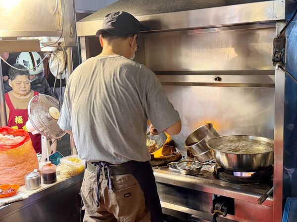 ▲▼萬華50年美食「正老牌炒鱔魚」,大火快炒鑊氣十足,老台北人的宵夜場。(圖/部落客VIVIYU提供)