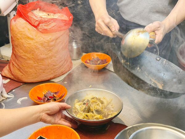 ▲▼萬華50年美食「正老牌炒鱔魚」,大火快炒鑊氣十足,老台北人的宵夜場。(圖/部落客VIVIYU提供)