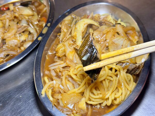▲▼萬華50年美食「正老牌炒鱔魚」,大火快炒鑊氣十足,老台北人的宵夜場。(圖/部落客VIVIYU提供)