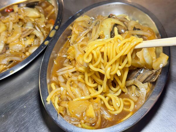 ▲▼萬華50年美食「正老牌炒鱔魚」,大火快炒鑊氣十足,老台北人的宵夜場。(圖/部落客VIVIYU提供)