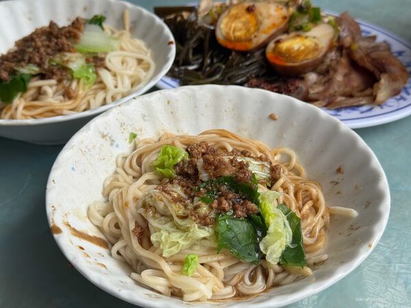 ▲▼李安導演回台南必吃的家鄉味「韋家乾麵」!不是驚豔系美食,卻有一種吃過就忘不了的魔力。(圖/部落客台南好FOOD遊提供)