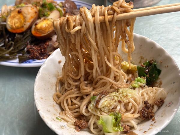 ▲▼李安導演回台南必吃的家鄉味「韋家乾麵」!不是驚豔系美食,卻有一種吃過就忘不了的魔力。(圖/部落客台南好FOOD遊提供)