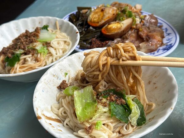 ▲▼李安導演回台南必吃的家鄉味「韋家乾麵」!不是驚豔系美食,卻有一種吃過就忘不了的魔力。(圖/部落客台南好FOOD遊提供)