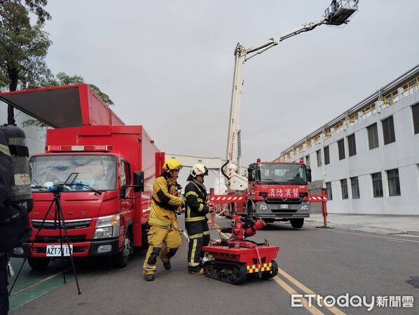 ▲▼為確保大型化學工廠之公共安全,消防局第四大隊於日前,在仁武區「台塑公司仁武廠區台麗朗事業部碳纖廠」舉行大規模消防搶救演練。本次演習不僅調動周邊多個分隊支援,更出動高科技「消防機器人」參與救援,展現智慧科技投入救災的實戰能力。(圖/記者吳世龍翻攝)