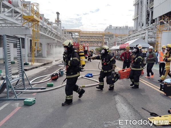 ▲▼為確保大型化學工廠之公共安全,消防局第四大隊於日前,在仁武區「台塑公司仁武廠區台麗朗事業部碳纖廠」舉行大規模消防搶救演練。本次演習不僅調動周邊多個分隊支援,更出動高科技「消防機器人」參與救援,展現智慧科技投入救災的實戰能力。(圖/記者吳世龍翻攝)