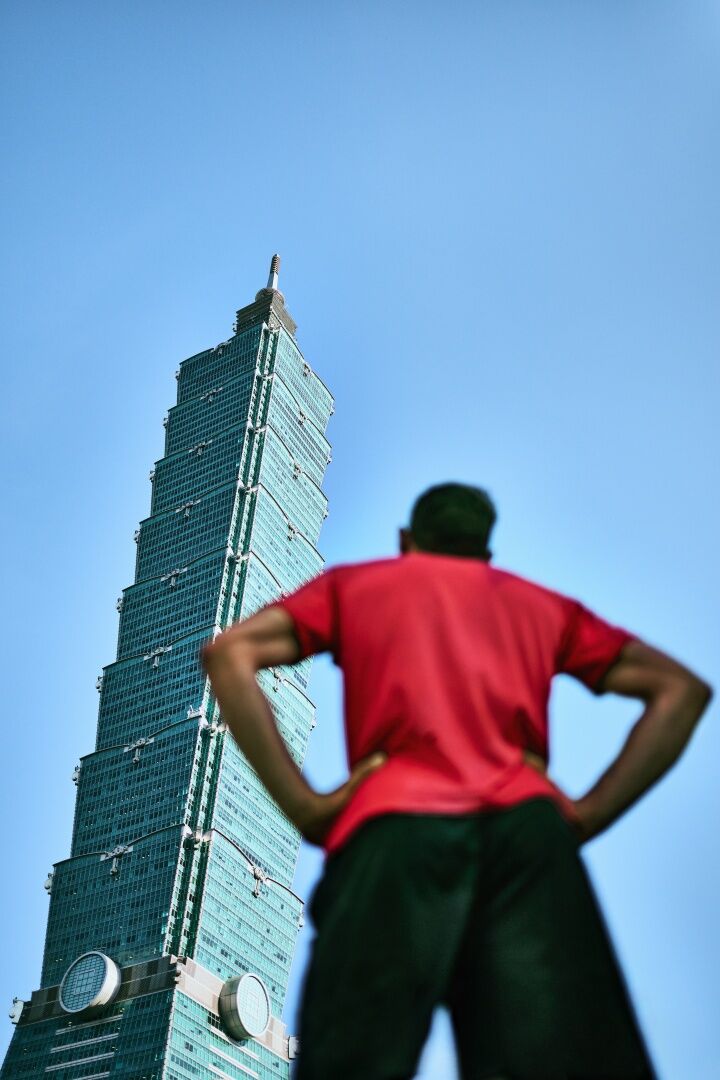 ▲攀岩家艾力克斯霍諾德(Alex Honnold),將挑戰徒手攀登「台北101」。(圖/Netflix提供)