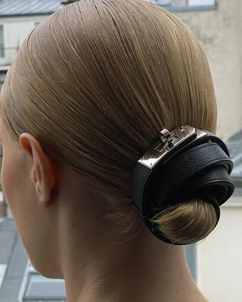 愛馬仕不能錯過的隱藏好物!「Kelly 18」鎖釦皮帶默默竄紅,可繫、可背還能當髮飾