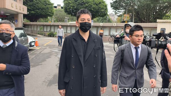 ▲▼藝人王大陸與女友闕沐軒涉犯《個資法》等罪嫌,新北地院21日辯論終結,2人與綽號「小阿俊」的共犯陳子俊均不回應媒體發問。(圖/記者黃哲民攝)