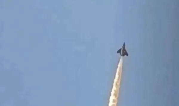 ▲▼被視為中國下代艦載機最佳選擇的殲-50進行空中放油測試。(圖/翻攝自大陸網站)