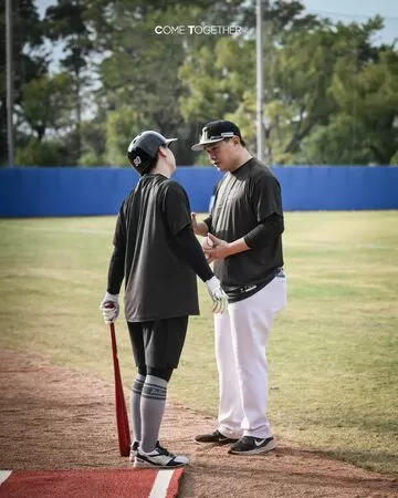 ▲江坤宇與彭政閔可愛互動掀話題。(圖/截自就一起·相信中華隊·夠資格粉絲團)