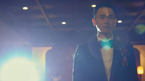 ▲《雙囍》中飾演新郎「高庭生」的劉冠廷,在片中演活了夾在離異父母間的難處。(圖/水花電影提供)