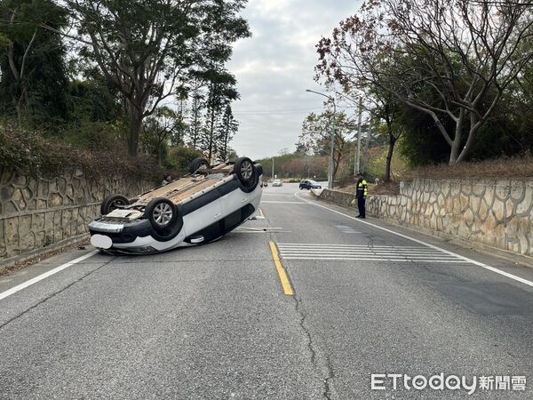 ▲▼金門黃海路發生一起疑疲勞駕駛造成自小客車自撞邊坡車禍事故。(圖/金門縣警察局金湖分局提供)