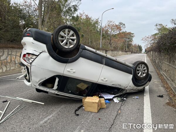 ▲▼金門黃海路發生一起疑疲勞駕駛造成自小客車自撞邊坡車禍事故。(圖/金門縣警察局金湖分局提供)