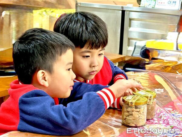 ▲新北市幼兒園師生到關山參與蘿蔔食農體驗活動。(圖/記者楊晨東翻攝)