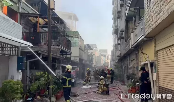 ▲台南市東區中華東路一段巷內住宅清晨發生火警,現場濃煙密布,警消緊急拉水線灌救。(記者林東良翻攝,下同)