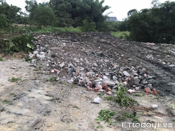 ▲檢警環聯手查緝非法營建廢棄物掩埋場,開挖現場怵目驚心,南檢依法起訴許姓被告等102人及27家公司。(記者林東良翻攝,下同)