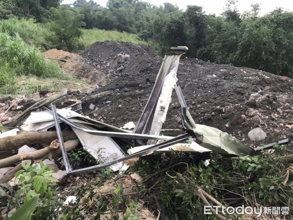 ▲檢警環聯手查緝非法營建廢棄物掩埋場,開挖現場怵目驚心,南檢依法起訴許姓被告等102人及27家公司。(記者林東良翻攝,下同)