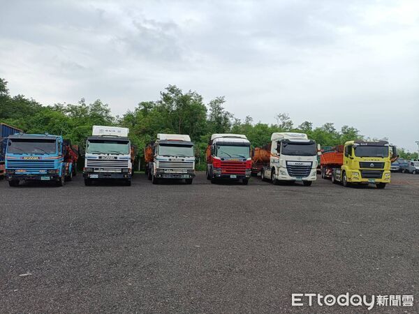 ▲檢警環聯手查緝非法營建廢棄物掩埋場,開挖現場怵目驚心,南檢依法起訴許姓被告等102人及27家公司。(記者林東良翻攝,下同)