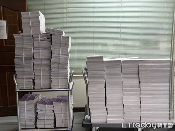 ▲檢警環聯手查緝非法營建廢棄物掩埋場,開挖現場怵目驚心,南檢依法起訴許姓被告等102人及27家公司。(記者林東良翻攝,下同)