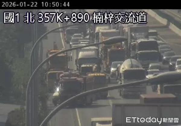 ▲▼快訊/國1北上楠梓交流道3大車+2小車連環撞 路段塞到「紫爆」 。(圖/記者賴文萱翻攝)
