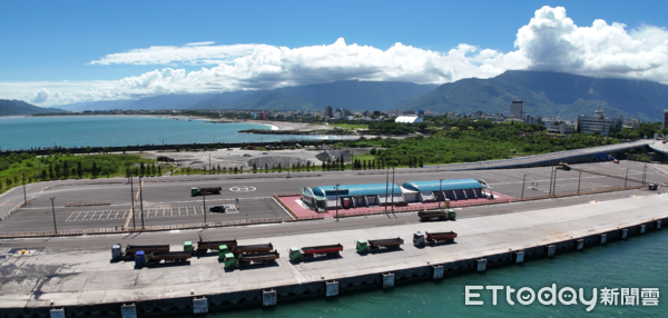 ▲震災修復工程獲金質獎,花蓮港務公司由周永暉董事長(左三)率花蓮分公司總經理宋益進(左一)代表領獎。(圖/花蓮港務分公司提供,下同)