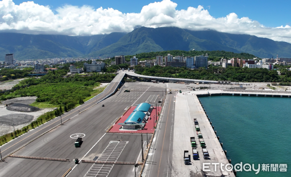 ▲震災修復工程獲金質獎,花蓮港務公司由周永暉董事長(左三)率花蓮分公司總經理宋益進(左一)代表領獎。(圖/花蓮港務分公司提供,下同)