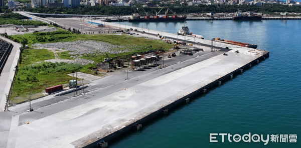 ▲震災修復工程獲金質獎,花蓮港務公司由周永暉董事長(左三)率花蓮分公司總經理宋益進(左一)代表領獎。(圖/花蓮港務分公司提供,下同)