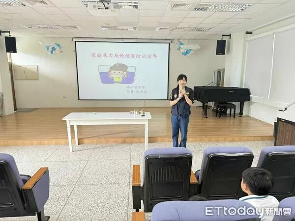▲台東縣警察局婦幼警察隊前進校園,向學童宣導數位性別暴力防治與識詐安全觀念。。(圖/記者楊晨東翻攝)