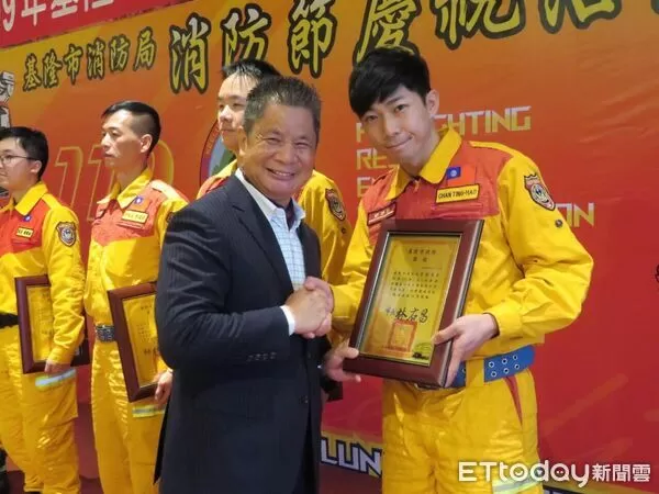 ▲▼基隆殉職消防小隊長詹能傑的胞弟詹庭豪,也擔任消防10多年,目前在桃園蘆竹分隊服務。(圖/記者郭世賢翻攝)