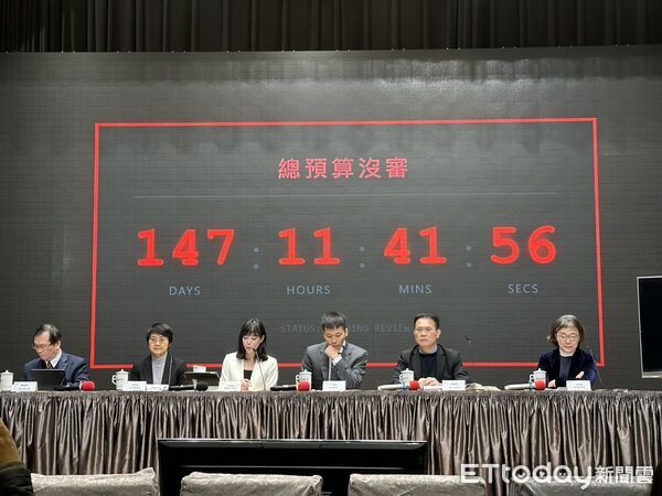 ▲▼行政院會記者會秀總預算沒審時間。(圖/記者陳家祥攝)