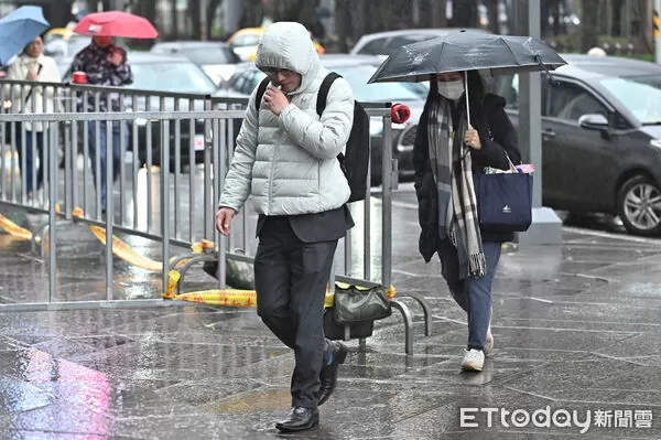 ▲▼羽絨衣,行人,路人,過馬路,行人穿越道,斑馬線,口罩,低溫,寒流,冬天,濕冷,輻射冷卻,保暖,禦寒,冬衣,冬季,東北季風,大陸冷氣團,氣象,降溫,雨傘,撐傘,下雨,降雨,雨天,天氣配圖。(圖/記者李毓康攝)