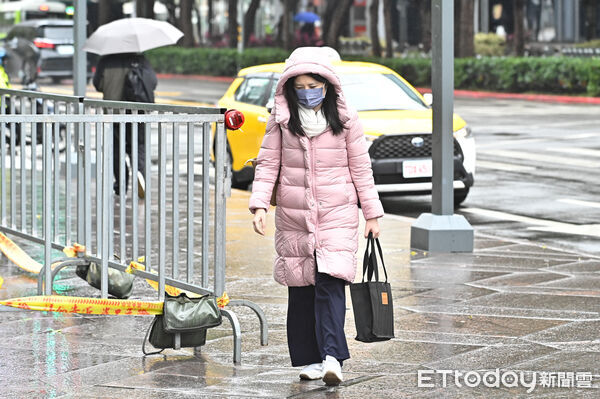 ▲▼羽絨衣,行人,路人,過馬路,行人穿越道,斑馬線,口罩,低溫,寒流,冬天,濕冷,輻射冷卻,保暖,禦寒,冬衣,冬季,東北季風,大陸冷氣團,氣象,降溫,雨傘,撐傘,下雨,降雨,雨天,天氣配圖。(圖/記者李毓康攝)