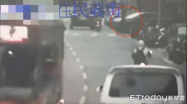 ▲▼監視器拍下李婦被撞倒,警消救護人員在現場對李婦進行急救 。(圖/記者陳以昇翻攝)