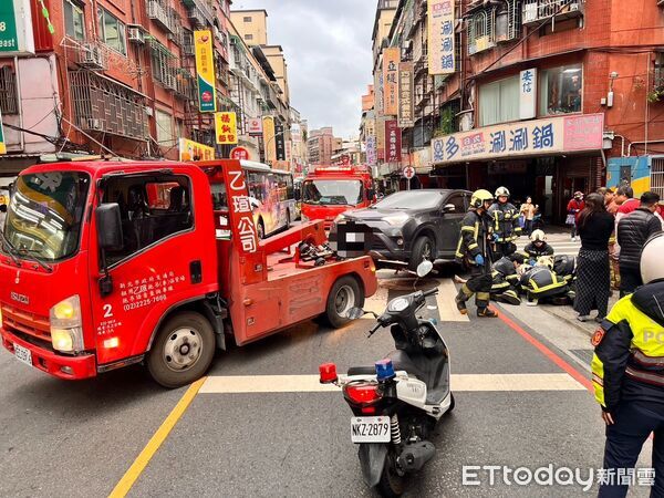 ▲▼監視器拍下李婦被撞倒,警消救護人員在現場對李婦進行急救 。(圖/記者陳以昇翻攝)