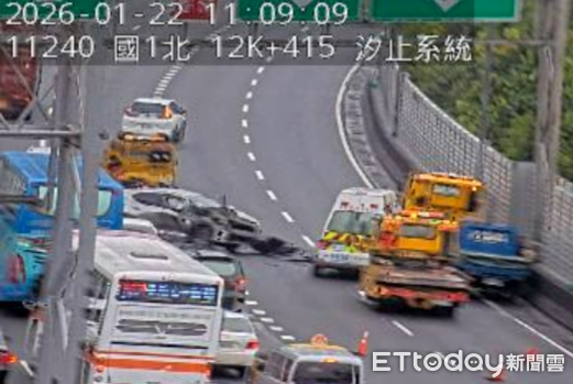 ▲22日上午國道中山高汐止路段發生休旅車追撞貨車意外。(圖/記者張君豪翻攝)