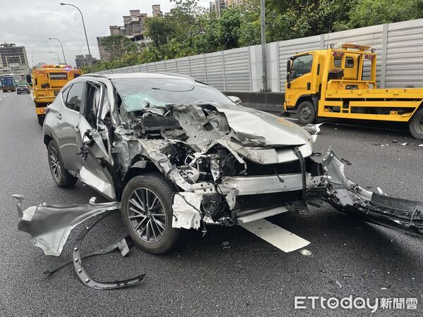 ▲22日上午國道中山高汐止路段發生休旅車追撞貨車意外。(圖/記者張君豪翻攝)