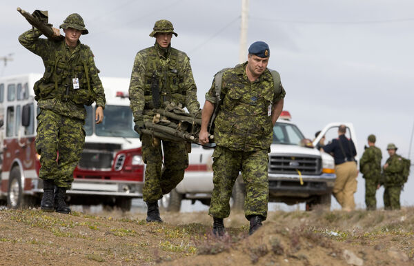 ▲▼加拿大軍方在努納福特特區(Nunavut)伊魁特(Iqaluit)進行大規模傷亡演習。(圖/達志影像/美聯社)