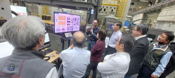 ▲航太高階加工機台在加工前進行自我檢測與精度校正,降低昂貴材料報廢風險。(圖/記者游瓊華翻攝)