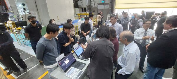 ▲航太高階加工機台在加工前進行自我檢測與精度校正,降低昂貴材料報廢風險。(圖/記者游瓊華翻攝)