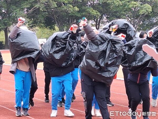 ▲▼金門高職校運會,學生搞怪套垃圾袋避寒創意進場。(圖/民眾提供)