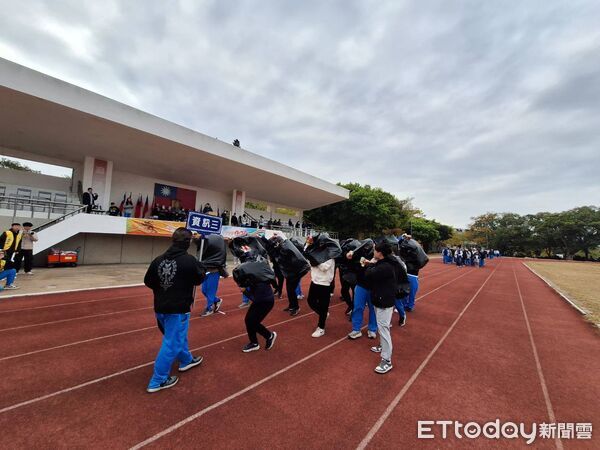 ▲▼金門高職校運會,學生搞怪套垃圾袋避寒創意進場。(圖/民眾提供)