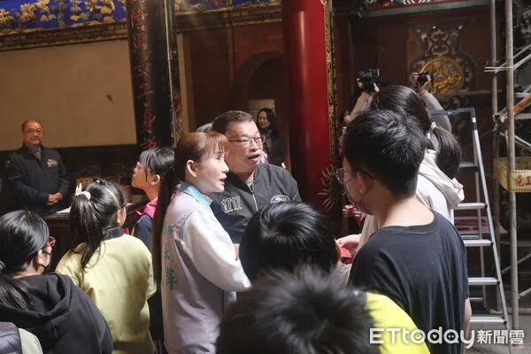 ▲西螺福興宮發放「太平媽獎助學金」,學生雙手接過獎助學金,神情靦腆卻充滿期待,這份心意將陪伴他們走過求學路。。(圖/記者游瓊華翻攝)