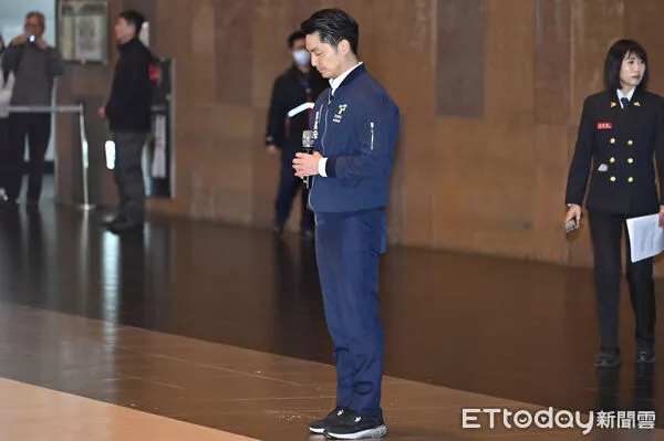 ▲▼蔣萬安視察台北車站特定區高強度無差別攻擊危安演練,在總結訓話前帶領全場為稍早基隆火警中英勇殉職的消防員默哀。(圖/記者李毓康攝)