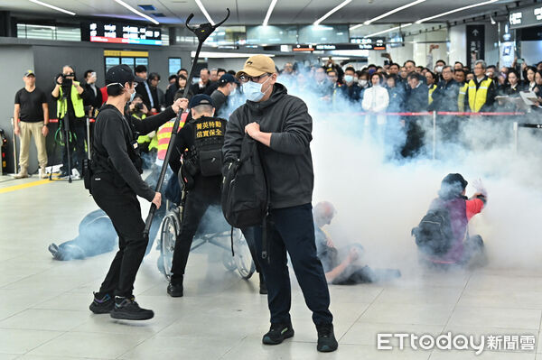 ▲▼台北車站實行特定區高強度無差別攻擊危安演練,圖為歹徒逃竄至三鐵共構區之應變處置。(圖/記者李毓康攝)