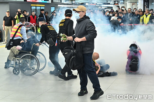 ▲▼台北車站實行特定區高強度無差別攻擊危安演練,圖為歹徒逃竄至三鐵共構區之應變處置。(圖/記者李毓康攝)