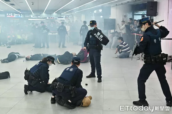 ▲▼台北車站實行特定區高強度無差別攻擊危安演練,圖為歹徒逃竄至三鐵共構區之應變處置。(圖/記者李毓康攝)