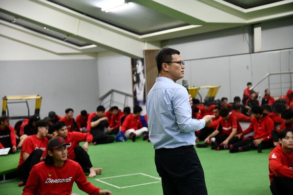 ▲味全龍邀檢察官為球員進行法治宣導。(圖/味全龍提供)