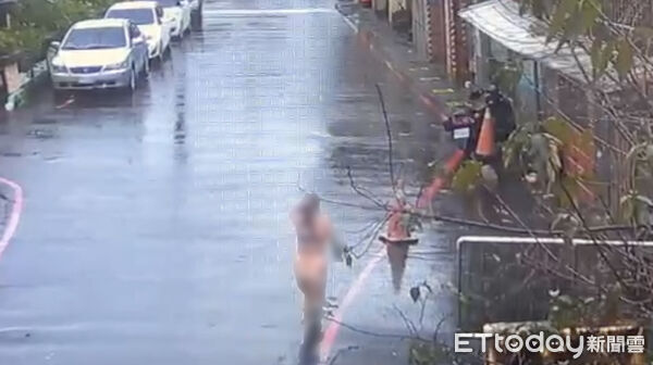 ▲▼ 警方協助婦人返家。(圖/記者黃彥傑翻攝)