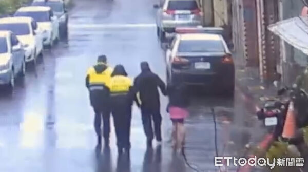 ▲▼ 警方協助婦人返家。(圖/記者黃彥傑翻攝)