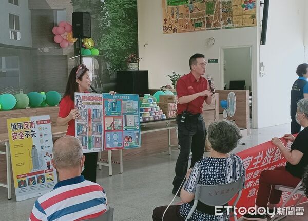 ▲▼台中消防局人員向民眾宣導熱水器安全使用原則 。(圖/台中消防局提供)